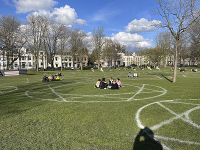 903621 Gezicht op het Lepelenburg te Utrecht, met op het gazon aanduidingen voor het houden van onderlinge afstand in ...